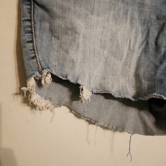 Torrid 3.5" Light Wash Cut Off Raw Hem Distressed Jean Shorts Size 16 - Picture 3 of 11